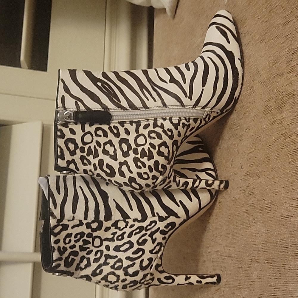 Guess Calf Skin Ankle Booties .Size 6 🔥🆕